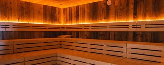 Beleuchtete leere Sauna in der Saunalandschaft des SportParks Waltenhofen