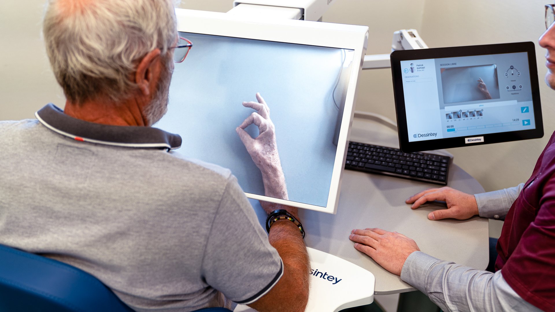 Ein älterer Mann interagiert mit einem digitalen Gesundheitstool, das seine Hand zeigt.