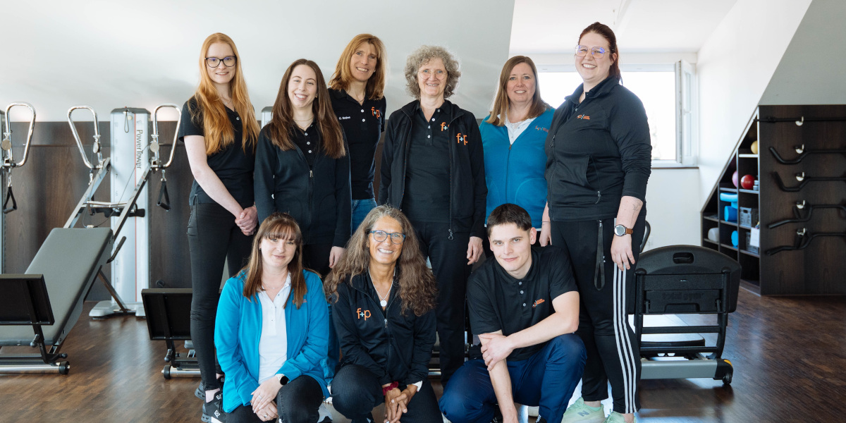 Das Team von f+p Gesund Bewegen in Bad Grönenbach steht in einem modernen Therapieraum und zeigt das Zentrum für Physiotherapie, Rehabilitation und Training.