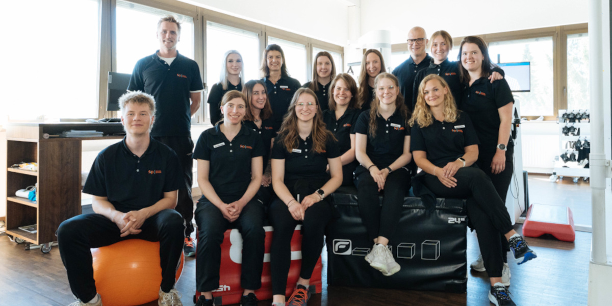Das Team von f+p Kempten steht in einer hellen Ergotherapie-Praxis und zeigt die interdisziplinäre Betreuung für Kinder und Erwachsene im Allgäu.