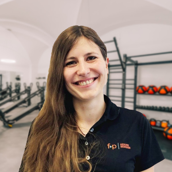 Frau mit langen, braunen Haaren und einem schwarzen Poloshirt mit Logo von f+p gesund bewegen.