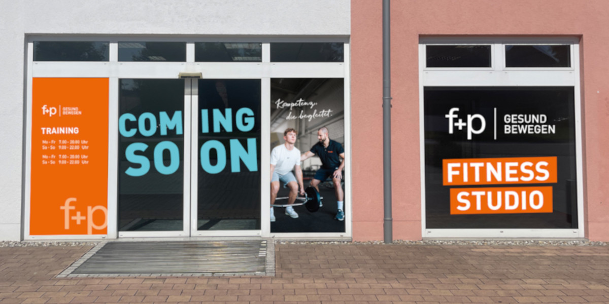 BG_coming-soon Außenansicht eines Fitnessstudios mit einem 'Coming Soon'-Schild und weiteren Informationen.