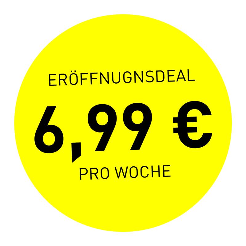 Gelbes Schild mit dem Text 'Eröffnungsdeal 6,99 € pro Woche' in schwarzer Schrift.