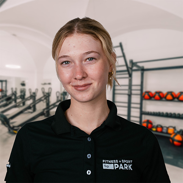 Junge Frau mit blonden Haaren in einem schwarzen Polohemd mit dem Logo von FITNESS & SPORT PARK.