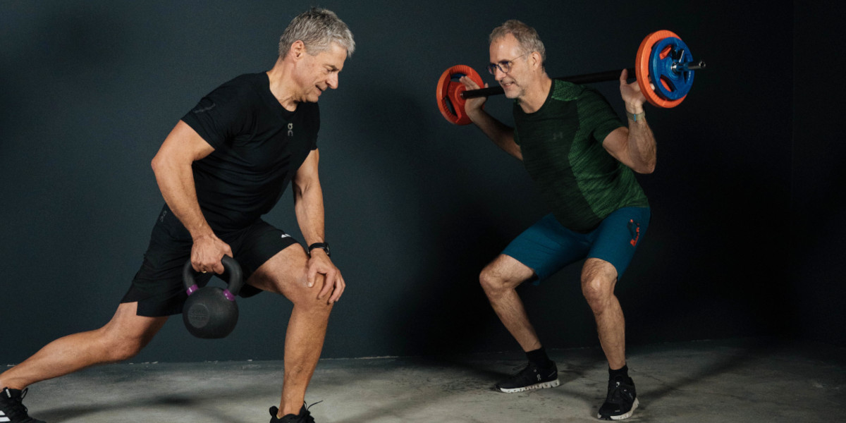Beim RV Fit Krafttraining ab 40 mit orange Gewichtsscheiben und Sportbekleidung in dunklem Studio, zwei Trainierende im kontrollierten Ausfallschritt