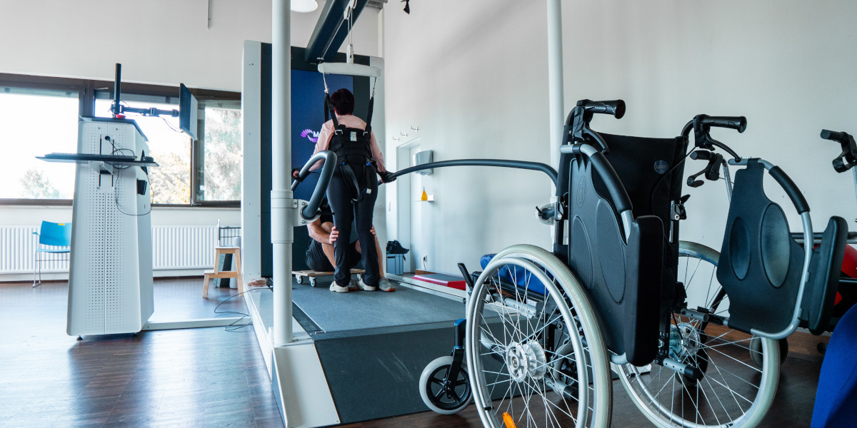 Ein Rollstuhl steht neben der C-Mill Trainingsfläche in einem modernen Bewegungsraum, während die Ganganalyse für das Geheimnis der Schritte läuft.